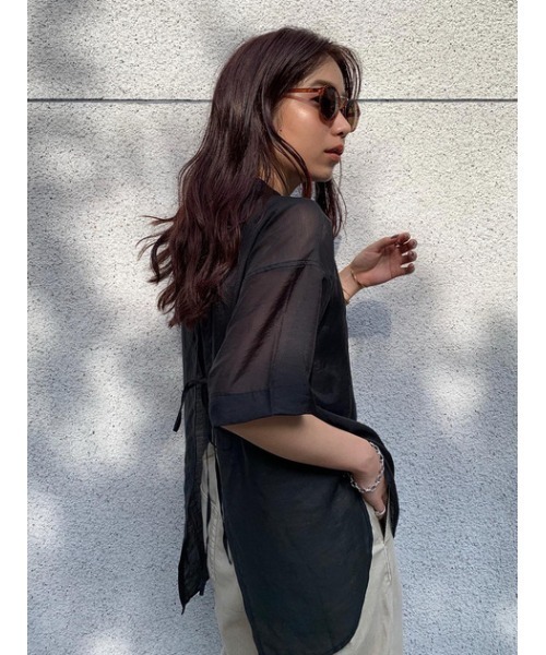 AZUL by moussy（アズールバイマウジー）の「BACK RIBBON SHEER BLOUSE/バックリボンシアーブラウス（シャツ/ブラウス・レディース・ブラック/ブラウン/カーキ・SMALL/MEDIUM）」の4枚目の写真