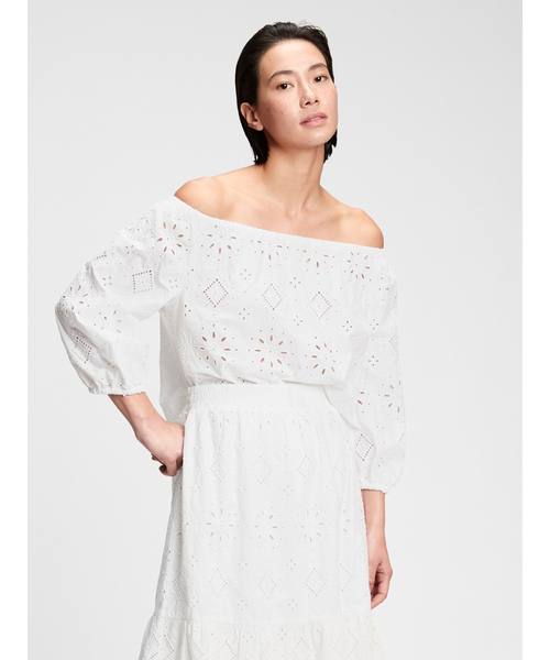 GAP（ギャップ）の「オフショルダー アイレット トップス（シャツ/ブラウス・レディース・ホワイト/ブルー/ブラック・S/M/XS/L/XXS）」の2枚目の写真