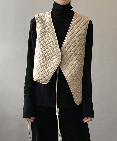 c.u.l（シーユーエル）の「【c.u.l:w】アシンメトリーキルティングコットンベスト culw130（ベスト・レディース・ブラック/アイボリー・M/L）」の2枚目の写真