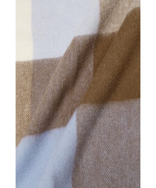 NATURAL BEAUTY BASIC（ナチュラルビューティーベーシック）の「ＴＷＥＥＤＭＩＬＬブロックチェックマフラー（ストール/ショール・レディース・ブラック/キャメル/ブルー・FREE）」の5枚目の写真