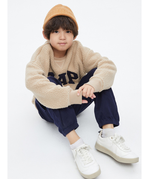 GAP（ギャップ）の「テディ シェルパ Gapロゴ クルーネックセーター (キッズ)（スウェット・キッズ・ワイン/ベージュ/ネイビー・S/M/L/XL/XXL）」の9枚目の写真