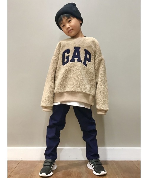 GAP（ギャップ）の「テディ シェルパ Gapロゴ クルーネックセーター (キッズ)（スウェット・キッズ・ワイン/ベージュ/ネイビー・S/M/L/XL/XXL）」の4枚目の写真