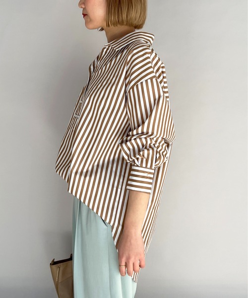 BE NEAT（ビーニート）の「パール釦スキッパーシャツ（シャツ/ブラウス・レディース・ベージュ/サックスブルー・M）」の5枚目の写真