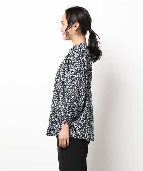 BELLUNA PLUS(ベルーナ)の「シャーリング使い花柄プリントブラウス(シャツ/ブラウス・レディース・ネイビー/ベージュ/セージグリーン・MEDIUM/LARGE/X-LARGE)」の11枚目の写真