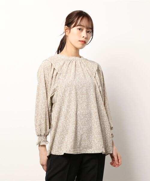 BELLUNA PLUS(ベルーナ)の「シャーリング使い花柄プリントブラウス(シャツ/ブラウス・レディース・ネイビー/ベージュ/セージグリーン・MEDIUM/LARGE/X-LARGE)」の17枚目の写真