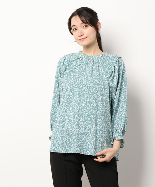 BELLUNA PLUS(ベルーナ)の「シャーリング使い花柄プリントブラウス(シャツ/ブラウス・レディース・ネイビー/ベージュ/セージグリーン・MEDIUM/LARGE/X-LARGE)」の19枚目の写真