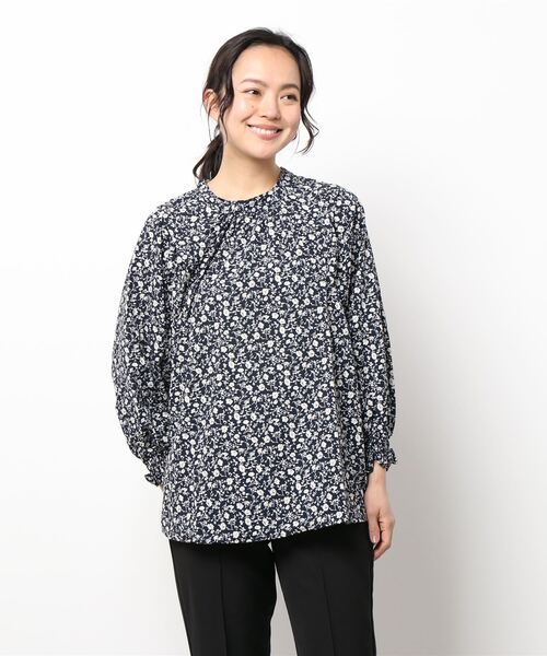 BELLUNA PLUS(ベルーナ)の「シャーリング使い花柄プリントブラウス(シャツ/ブラウス・レディース・ネイビー/ベージュ/セージグリーン・MEDIUM/LARGE/X-LARGE)」の9枚目の写真