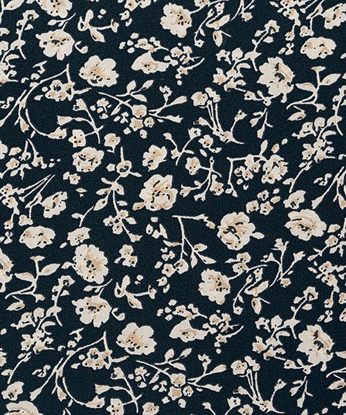 BELLUNA PLUS(ベルーナ)の「シャーリング使い花柄プリントブラウス(シャツ/ブラウス・レディース・ネイビー/ベージュ/セージグリーン・MEDIUM/LARGE/X-LARGE)」の5枚目の写真