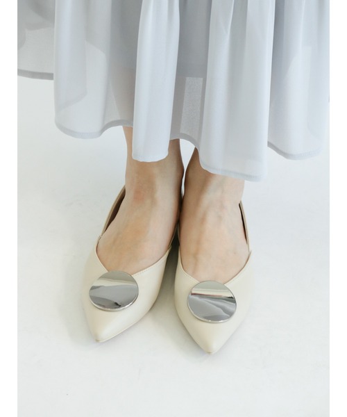 Te chichi(テチチ)の「プレート×セパレートパンプス(パンプス・レディース・オフホワイト/ブラック/モカ・38/37)」の2枚目の写真
