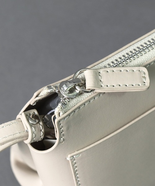 YAHKI(ヤーキ)の「【 YAHKI / ヤーキ 】 SOFT W FACE LEATHER SHOULDER / レザー ショルダーバッグ(ショルダーバッグ・レディース・ブラック/ベージュ/ワイン・FREE)」の10枚目の写真