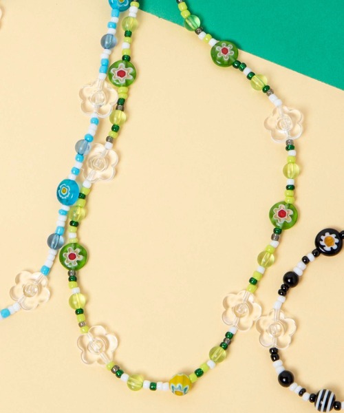 WEGO（ウィゴー）の「WEGO/クリアフラワービーズネックレス（ネックレス・レディース・ブラック/ブルー/グリーン・FREE）」の3枚目の写真