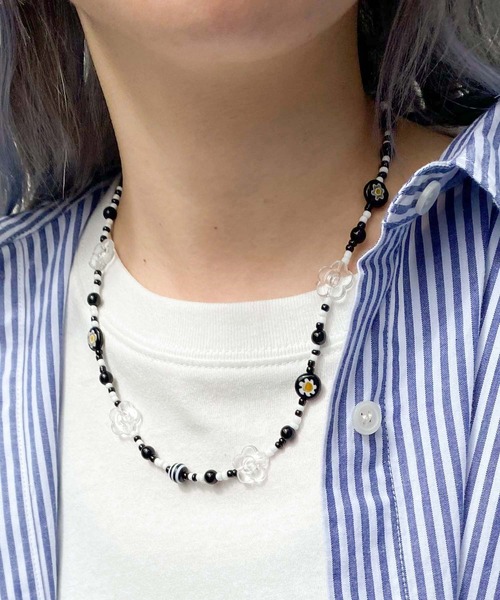 WEGO（ウィゴー）の「WEGO/クリアフラワービーズネックレス（ネックレス・レディース・ブラック/ブルー/グリーン・FREE）」の2枚目の写真