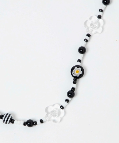 WEGO（ウィゴー）の「WEGO/クリアフラワービーズネックレス（ネックレス・レディース・ブラック/ブルー/グリーン・FREE）」の5枚目の写真