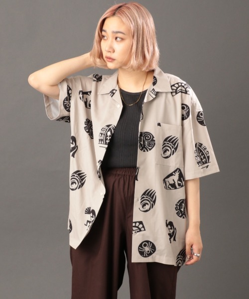 AVIREX(アヴィレックス)の「【直営店限定】半袖 シャツ ホピ / S/S SHIRT HOPI / アヴィレックス / AVIREX(シャツ/ブラウス・レディース・ベージュ/グレー・MEDIUM/LARGE)」の2枚目の写真