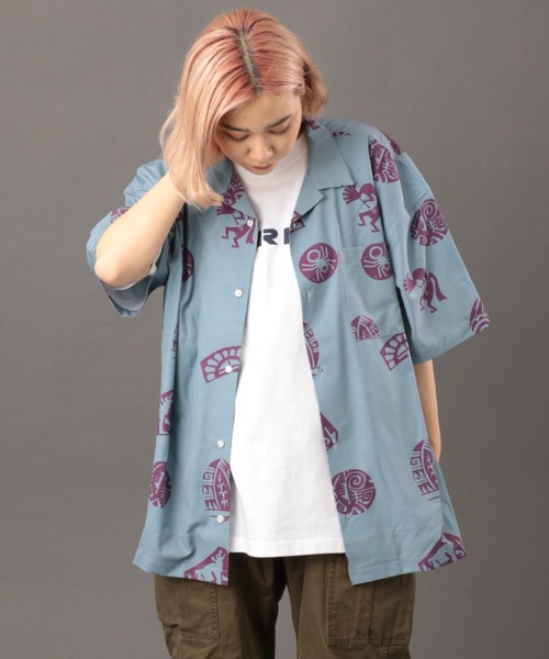 AVIREX(アヴィレックス)の「【直営店限定】半袖 シャツ ホピ / S/S SHIRT HOPI / アヴィレックス / AVIREX(シャツ/ブラウス・レディース・ベージュ/グレー・MEDIUM/LARGE)」の1枚目の写真