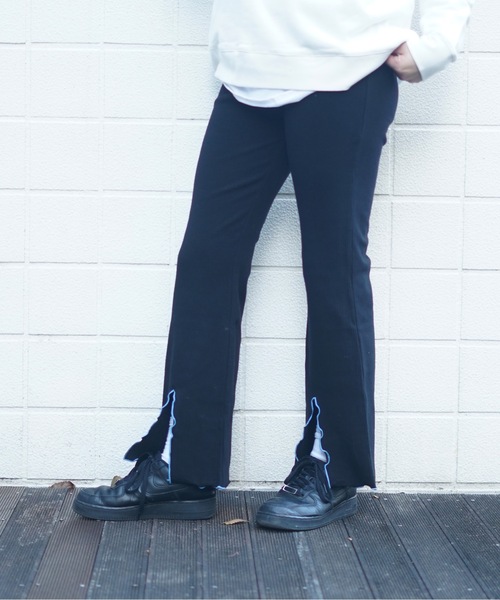 roial（ロイアル）の「WOVEN/ROIAL(ロイアル）ワイドフレアスリット入りリブロングパンツ（その他パンツ・レディース・ブルー系その他/ブラック/ベージュ・SMALL/MEDIUM）」の19枚目の写真