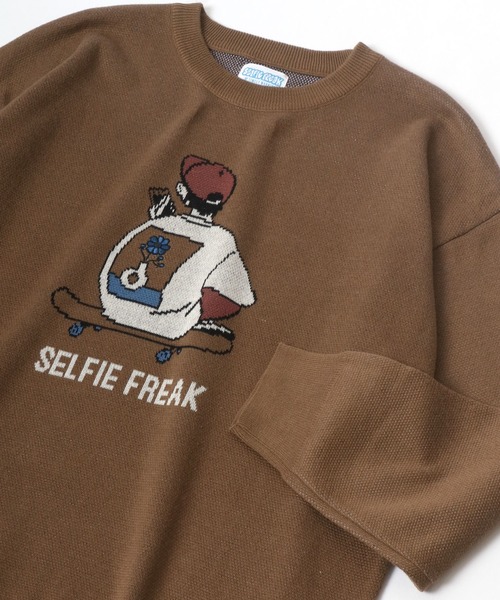 MARUKAWA(マルカワ)の「Timery Warning/タイムリーワーニング Selfie Freak スケーターイラスト ジャガードニット(ニット/セーター・レディース・イエロー/グリーン/ブルーグレー/キャメル・M/L)」の4枚目の写真