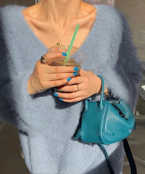 LAFFMO（ラフモ）の「Vネックシャギーニットプルオーバー（ニット/セーター・レディース・ブラック/ピンク/オフホワイト/イエロー/ブルー/ブラウン/グレー・FREE）」の4枚目の写真