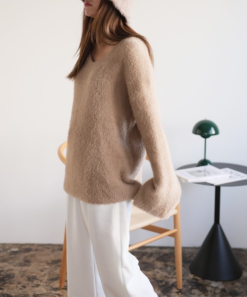 LAFFMO（ラフモ）の「Vネックシャギーニットプルオーバー（ニット/セーター・レディース・ブラック/ピンク/オフホワイト/イエロー/ブルー/ブラウン/グレー・FREE）」の10枚目の写真