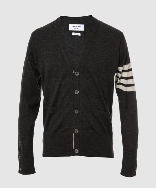 THOM BROWNE（トムブラウン）の「CLASSIC V NECK CARDIGAN W/ 4 BAR SLEEVE IN SUSTAINABLE FINE MERINO WOOL（カーディガン/ボレロ・メンズ・グレー/ネイビー/ダークグレー・0/1/2）」の2枚目の写真