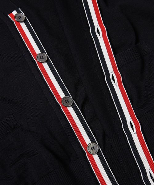 THOM BROWNE（トムブラウン）の「CLASSIC V NECK CARDIGAN W/ 4 BAR SLEEVE IN SUSTAINABLE FINE MERINO WOOL（カーディガン/ボレロ・メンズ・グレー/ネイビー/ダークグレー・0/1/2）」の5枚目の写真