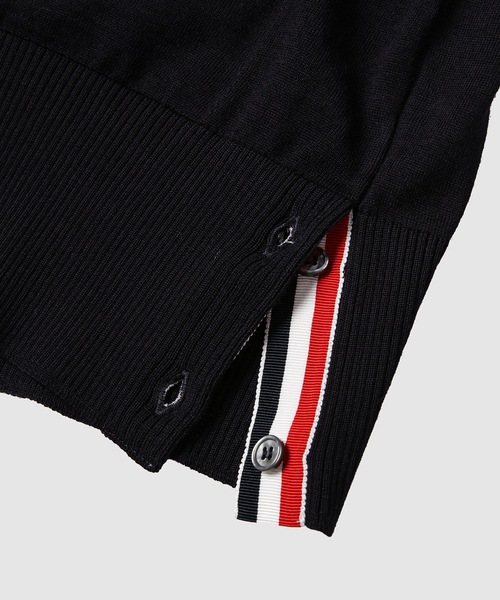 THOM BROWNE（トムブラウン）の「CLASSIC V NECK CARDIGAN W/ 4 BAR SLEEVE IN SUSTAINABLE FINE MERINO WOOL（カーディガン/ボレロ・メンズ・グレー/ネイビー/ダークグレー・0/1/2）」の6枚目の写真