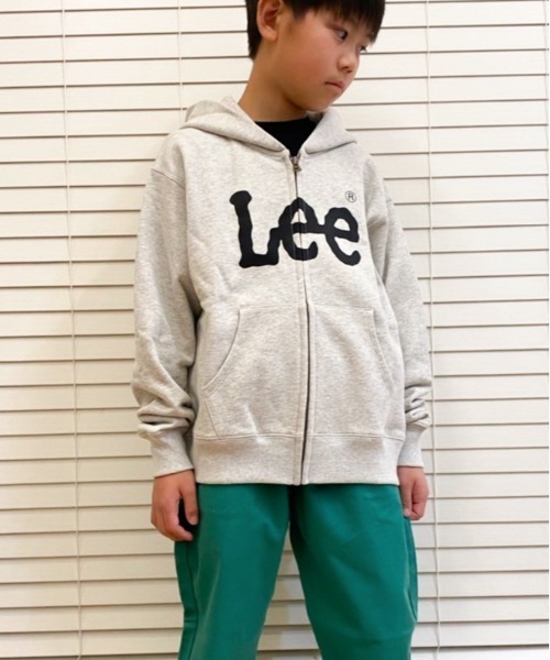 Lee（リー）の「Lee/リー キッズ　30/10裏毛ロゴ入りZIPパーカー（パーカー・キッズ・グレー/ブラック・150/130/140）」の2枚目の写真
