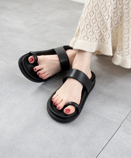 Fabby fabby（ファビィーファビィー）の「サムトングコンフォートサンダル（サンダル・レディース・ブラック/アイボリー・MEDIUM/SMALL/LARGE）」の2枚目の写真