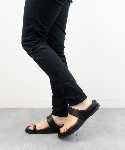 Fabby fabby（ファビィーファビィー）の「サムトングコンフォートサンダル（サンダル・レディース・ブラック/アイボリー・MEDIUM/SMALL/LARGE）」の22枚目の写真