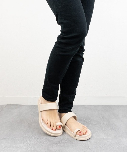 Fabby fabby（ファビィーファビィー）の「サムトングコンフォートサンダル（サンダル・レディース・ブラック/アイボリー・MEDIUM/SMALL/LARGE）」の12枚目の写真