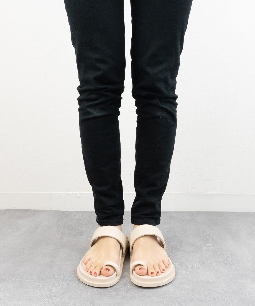 Fabby fabby（ファビィーファビィー）の「サムトングコンフォートサンダル（サンダル・レディース・ブラック/アイボリー・MEDIUM/SMALL/LARGE）」の11枚目の写真