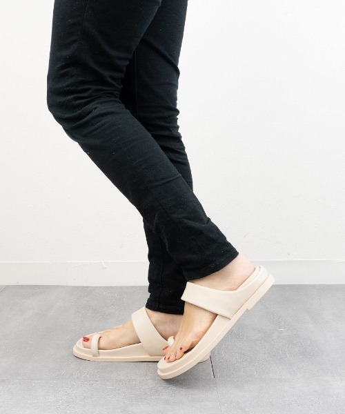 Fabby fabby（ファビィーファビィー）の「サムトングコンフォートサンダル（サンダル・レディース・ブラック/アイボリー・MEDIUM/SMALL/LARGE）」の10枚目の写真