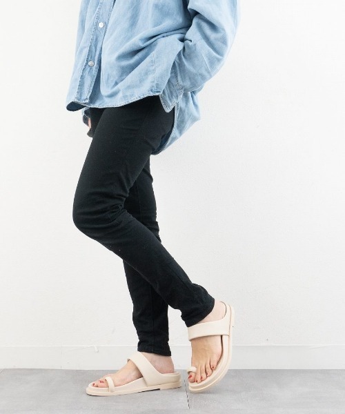 Fabby fabby（ファビィーファビィー）の「サムトングコンフォートサンダル（サンダル・レディース・ブラック/アイボリー・MEDIUM/SMALL/LARGE）」の7枚目の写真