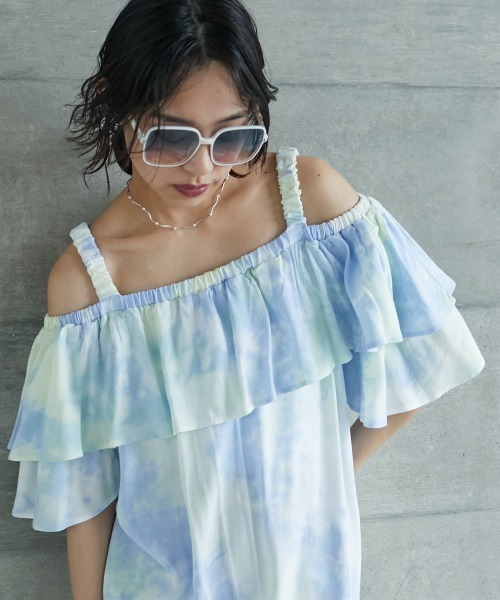 GEVS.(ジェイヴィス)の「<大きいサイズ> ムラ染プリントオフショルフリルブラウス GEVS.(シャツ/ブラウス・レディース・ブルー系/パープル系・4L/LL/5L/L/3L)」の1枚目の写真