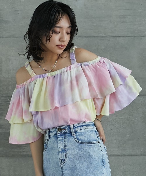 GEVS.(ジェイヴィス)の「<大きいサイズ> ムラ染プリントオフショルフリルブラウス GEVS.(シャツ/ブラウス・レディース・ブルー系/パープル系・4L/LL/5L/L/3L)」の2枚目の写真