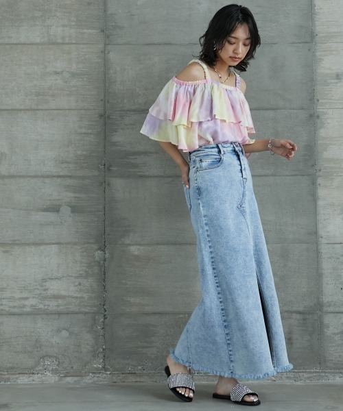 GEVS.(ジェイヴィス)の「<大きいサイズ> ムラ染プリントオフショルフリルブラウス GEVS.(シャツ/ブラウス・レディース・ブルー系/パープル系・4L/LL/5L/L/3L)」の4枚目の写真