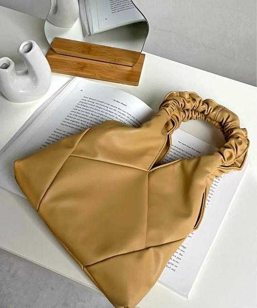prose verse(プロズヴェール)の「ギャザーハンドル2wayショルダーBAG(ハンドバッグ・レディース・イエロー/ブラック/アイボリー・フリ-)」の3枚目の写真