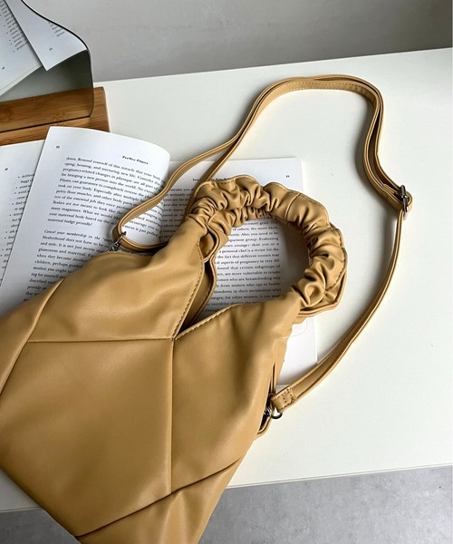 prose verse(プロズヴェール)の「ギャザーハンドル2wayショルダーBAG(ハンドバッグ・レディース・イエロー/ブラック/アイボリー・フリ-)」の14枚目の写真