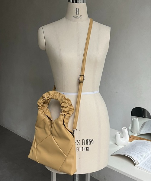 prose verse(プロズヴェール)の「ギャザーハンドル2wayショルダーBAG(ハンドバッグ・レディース・イエロー/ブラック/アイボリー・フリ-)」の16枚目の写真