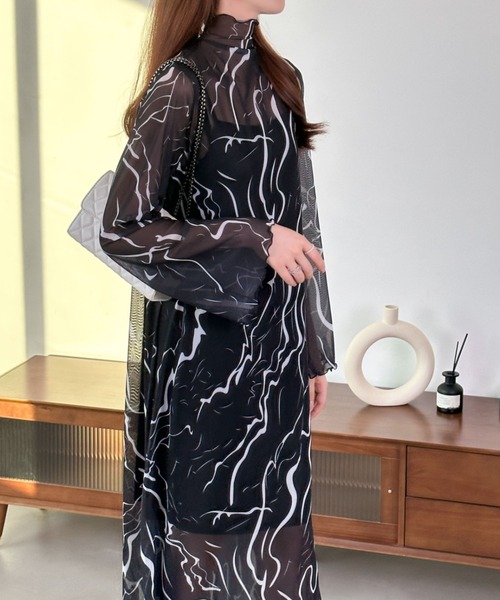 ECLIN(エクラン)の「インナーキャミ付きメロウシーズルメッシュシアーロングワンピース(ワンピース・レディース・ブルー/ブラック/グリーン/モカ・M/L)」の11枚目の写真