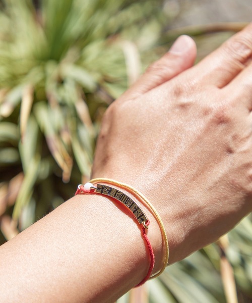 チャイハネ（チャイハネ）の「【チャイハネ】レッディイニシャルミサンガ（ブレスレット・レディース・ブラック/A/K/M/S/R/ゴールド/Y・FREE）」の4枚目の写真