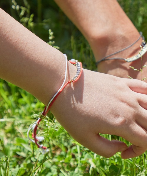 チャイハネ（チャイハネ）の「【チャイハネ】レッディイニシャルミサンガ（ブレスレット・レディース・ブラック/A/K/M/S/R/ゴールド/Y・FREE）」の7枚目の写真