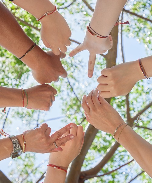 チャイハネ（チャイハネ）の「【チャイハネ】レッディイニシャルミサンガ（ブレスレット・レディース・ブラック/A/K/M/S/R/ゴールド/Y・FREE）」の12枚目の写真