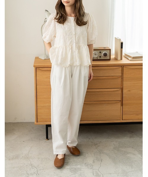 chocomee（チョコミー）の「tack over tapered pants（その他パンツ・レディース・アイボリー・FREE）」の2枚目の写真