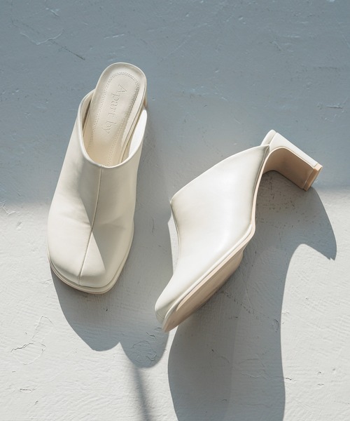 A part by(アパートバイ)の「オブリークヒールミュール(サンダル・レディース・ブラック/オフホワイト・MEDIUM/LARGE)」の1枚目の写真