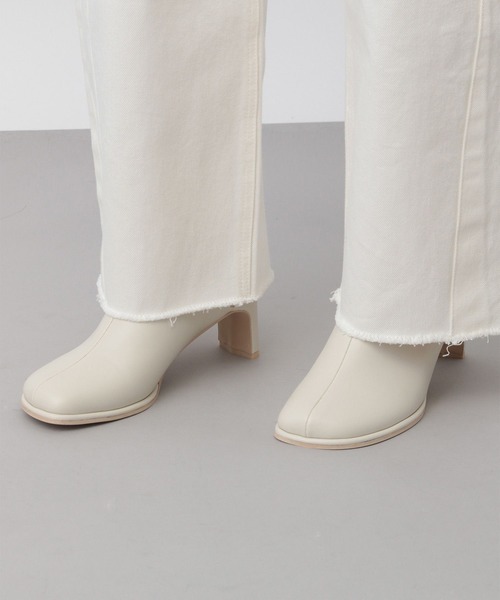 A part by(アパートバイ)の「オブリークヒールミュール(サンダル・レディース・ブラック/オフホワイト・MEDIUM/LARGE)」の4枚目の写真