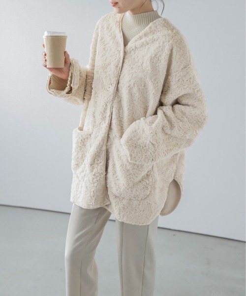 AMELY（エミリー）の「ノーカラーエコファーコート（ダウンジャケット/コート・レディース・ベージュ/ブラウン/チャコール・フリー）」の16枚目の写真