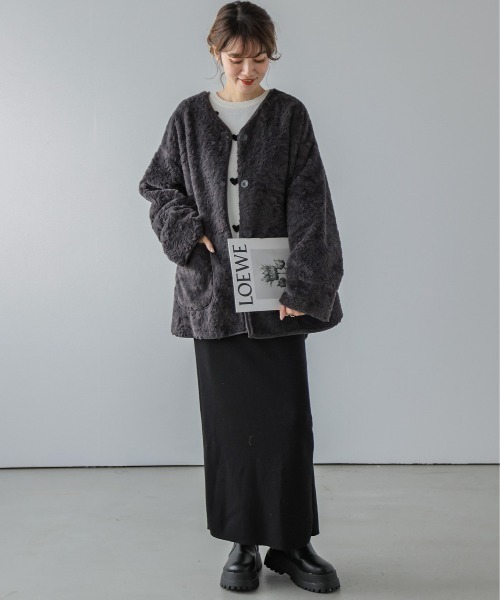 AMELY（エミリー）の「ノーカラーエコファーコート（ダウンジャケット/コート・レディース・ベージュ/ブラウン/チャコール・フリー）」の4枚目の写真