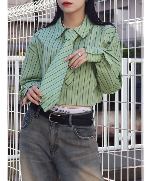 EVRIS（エヴリス）の「ネクタイデザインクロップドシャツ（シャツ/ブラウス・レディース・グリーン/ホワイト・FREE）」の6枚目の写真