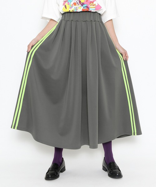 PUNYUS（プニュズ）の「トラックフレアロングスカート（スカート・レディース・グレー/ブラック/パープル・1/2/3/4）」の2枚目の写真